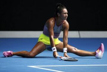 La británica Heather Watson cae durante el partido ante la australiana Samantha Stosur.