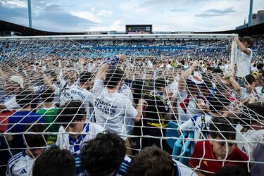 Miles de aficionados invaden el campo en busca de un último recuerdo. 