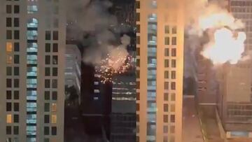 Panameños hacen su parte tronando fuegos artificiales fuera del hotel de Guatemala