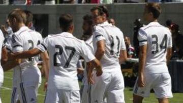 Gareth Bale, felicitado por sus compañeros.