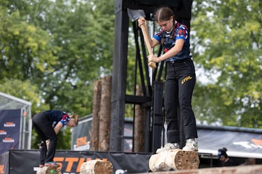 Deportistas de todo el mundo compiten en varias pruebas manejando diferentes herramientas para la madera como motosierras, hachas y sierras.