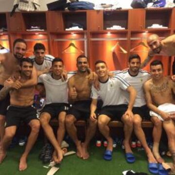 Ángel Correa se fotografió en el vestuario con sus compañeros de Argentina tras el triunfo sobre Bolivia (2-0)