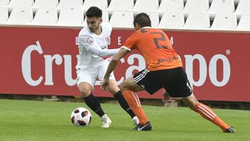Lara, a la izquierda, durante un partido con el Sevilla Atlético.