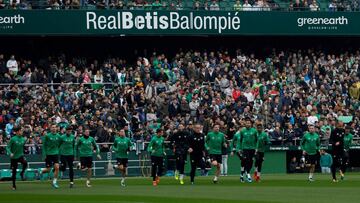 Unos 9.000 aficionados animan al Betis en la sesión previa al derbi