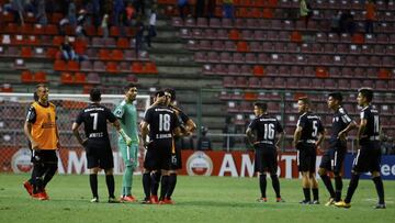 Players of Argentina&#039;s Independiente stand on the pithc after losing 1-0 against Venezuela&#039;s Deportivo Lara during a Copa Libertadores soccer match in Barquisimeto, Venezuela, Thursday, March 1, 2018.(AP Photo/Fernando Llano)