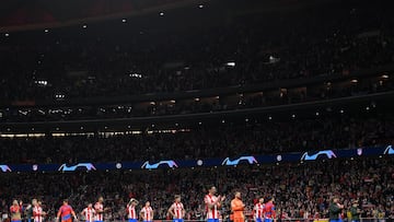 Los jugadores del Atl¨¦tico agradecen el apoyo de la afici¨®n contra el City.