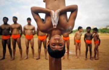 Mallakhamba es un deporte tradicional indio en el que el gimnasta realiza ejercicios, acrobacias, equilibrios... y todo sin bajarse de un poste de madera. 