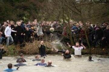 En Ashbourne se celebra todos los años el tradicional partido de fútbol medieval inglés en el que la mitad del pueblo intenta llevar el balón (relleno de corcho para poder flotar) hasta el molino del equipo rival para anotar. Sólo una persona tiene el privilegio de marcar por cada equipo. 