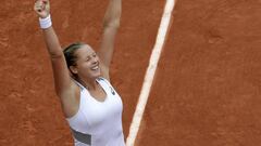 Serena fast-tracks to quarters, Bacsinszky downs Venus