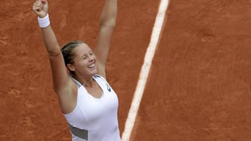 Shelby Rogers rolls into quarters at Roland Garros