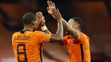 Wijnaldum y Mephis Depay.