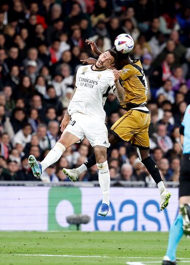 Joselu y Abdul Mumin pelean un balón aéreo.