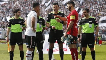 El jugador de Universidad de Chile Johnny Herrera durante el partido de primera division disputado contra Colo Colo