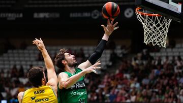 El pívot del Joventut Ante Tomic (c) se enfrenta al pívot Ethan Happ (i), del Gran Canaria, durante su partido de la 3ª jornada de la Liga Endesa de baloncesto disputado este domingo en el Palau Olímpic de Badalona (Barcelona).