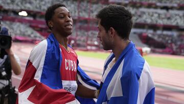 Los dos que se habían calificado a la gran final dominaron por gran parte de la prueba, pero el último salto vio por la suerte de su rival griego para quitarles el oro.