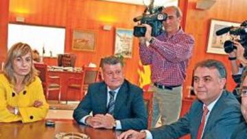 <b>TOMA DE CONTACTO. </b>Ortiz, Huerga y Botella, junto a la alcaldesa Sonia Castedo y Roque Moreno, portavoz de la oposición, el día que se creó la comisión de trabajo.