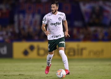 El lateral izquierdo uruguayo salido de la cantera de Nacional llegó a la Roma en la temporada 21/22 tras el pago de trece millones de euros al Palmeiras.