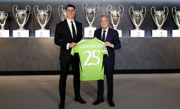 Kepa con Florentino, posando en la sala de trofeos del Real Madrid.