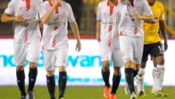 Los jugadores del Sevilla celebran uno de los goles anotados ante el Barcelona.