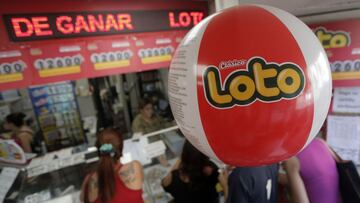 Santiago, 5 de febrero 2019
Capitalinos llegan hasta las agencias de juegos de azar, para apostar en el juego Loto que tiene un monto acumulado.
Javier Torres/Aton Chile