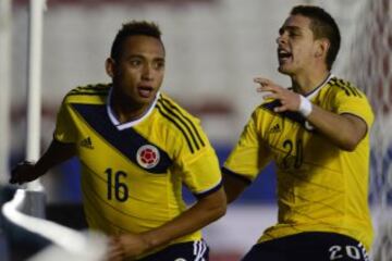 Jarlan Barrera (izquierda) celebra con Santos Borré. 