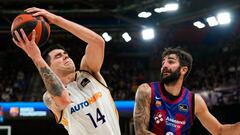 El base del Barça Ricky Rubio (d) y el alero argentino del Real Madrid Gabriel Deck durante el partido de Liga Endesa de baloncesto entre el Barça y el Real Madrid, este domingo en el Palau Blaugrana.