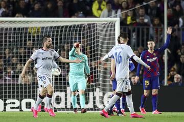 ¡¡ROCHINA RECORTA DISTANCIAS!! ¡Caza un rechace en la frontal, dispara con potencia y Ter Stegen falla al intentar blocar y el balón se cuela en su portería!
