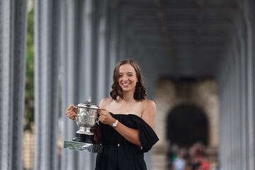 La de 22 años nacida en Varsovia y número uno del mundo ganó ante la checa Karolína Muchová su cuarto trofeo de Grand Slam, tercero en París. Hoy ya ha posado con el ansiado trofeo delante de la Torre Eiffel.