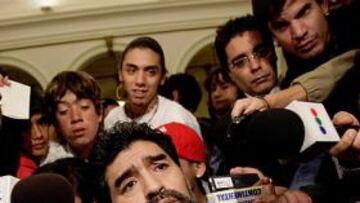 <b>ASEDIADO. </b>Maradona fue acosado por la Prensa en Cutral.