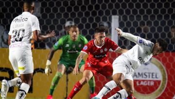 Chile's Union La Calera Henry Sanhueza (C) and Brazil's Santos Marcos Santos vie for the ball during their Copa Sudamericana group stage football match, at the Urbano Caldeira stadium in Santos, Brazil, on May 18, 2022. (Photo by Paulo Pinto / AFP)