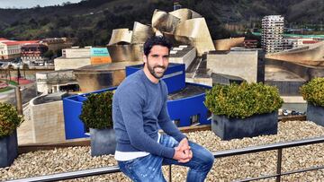 Ra&uacute;l Garc&iacute;a posa en la terraza del bilba&iacute;no Gran Hotel Domine, desde donde se divisa la R&iacute;a y el museo Guggenheim.