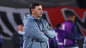 AME2271. BUENOS AIRES (ARGENTINA), 25/05/2022.- El entrenador de Alianza Lima, Carlos Bustos, observa a sus dirigidos, hoy, durante un partido de la Copa Libertadores entre River Plate y Alianza Lima, en el estadio Monumental en la ciudad de Buenos Aires (Argentina). EFE/ Juan Ignacio Roncoroni
