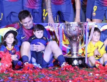 Messi celebra la Liga con su hijo.