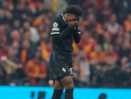 Cabal es expulsado por recibir doble amarilla en Juventus ante Galatasaray.