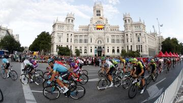 El pelotón pasa por delante de la Cibeles durante la última etapa de La Vuelta 2019 con final en Madrid.