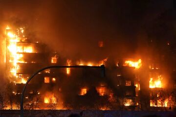 Un incendio de grandes dimensiones arrasa un edificio de 14 plantas generando una gran columna  de fuego y una densa humareda dificultano a los bomberos las labores de extición.