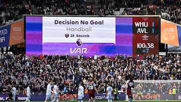 Videomarcador del London Stadium con el gol anulado a Tomas Soucek, jugador del West Ham, ante el Aston Villa.