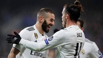 Benzema celebra su gol con Gareth Bale.