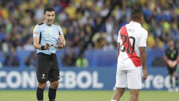 Referee Roberto Tobar admonished Peru's Edison Flores during the final match of the Copa America against Brazil at Maracana stadium in Rio de Janeiro, Brazil, Sunday, July 7, 2019. (AP Photo/Silvia Izquierdo)
