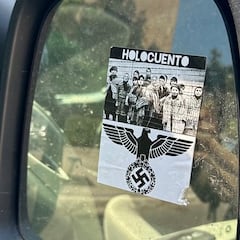 Vandalizan el coche de la ministra Mónica García con pegatinas nazis