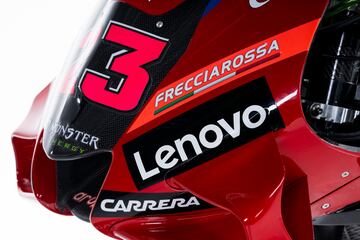 Ducati ha presentado en Madonna di Campiglio a sus equipos de MotoGP y Superbike para la temporada 2023. Los detalles de la Desmosedici son un propulsor 4 tiempos V4 a 90?, refrigeraci¨®n por l¨ªquido, distribuci¨®n desmodr¨®mica con doble ¨¢rbol de levas en cabeza y 4 v¨¢lvulas por cilindro.