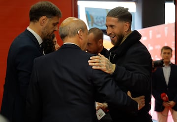 Sergio Ramos saluda a José María del Nido. 