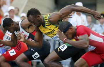 Usain Bolt de Jamaica al lado Mike Rodgers de los EE.UU. y Aaron Brown de Canada durante la semifinal de los 100 metros
