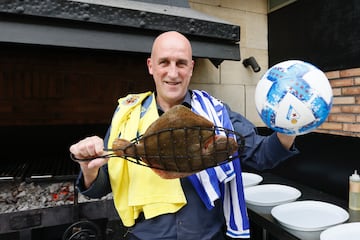 Aitor Arregi, en la parrilla de su restaurante Elkano.