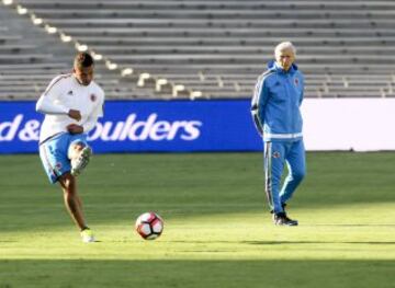 En imágenes: James entrena con normalidad en el Rose Bowl