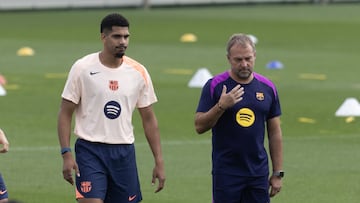 Araujo y Flick durante un entrenamiento.