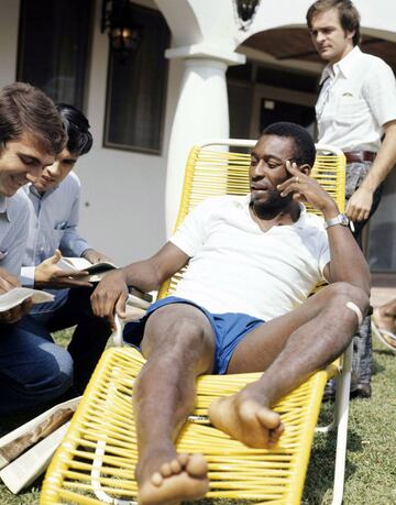 Pelé atiende a varios periodistas previo al Mundial de 1970.