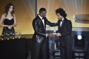 Marcelo recibe el premio de manos de Samuel Eto'o.