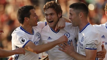 Marcos Alonso, del Chelsea, celebra con Cahill y Azpilicueta su gol contra el Bournemouth.