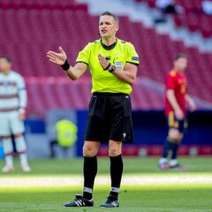 Who is the referee for Tottenham vs Arsenal in the North London derby?